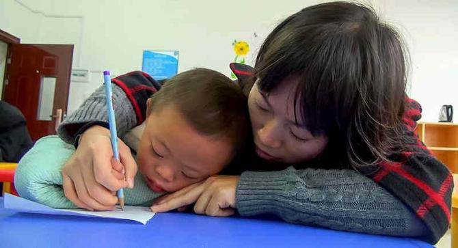 �ƽ�ȥ�����飬ԭ��ȴ����Ϊ���ĺ���С���һλ�������ۺ�֢�ı����������ɷ����ȫ���˶����Ž�С����͵�����Ժ��ֻ�лƽ㼫�����ԡ����������ɵ��͵�ì���£����������ź����뿪�˷�ң�����һ���ڳ������˸�С���ӣ�����ȥ����ѧУ��ѧ��&ldquo;ϣ�����ܼ������棬ѧ��˵���仰&rdquo;��