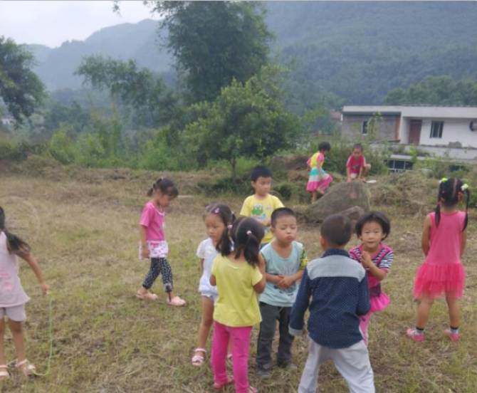 �������ɽ���ϣ�һ���Ӳݴ�������ʯ��᾵Ŀհ����ϣ�Ʈ���ź����ǻ���������������쳾���������ˮ����Ţ���ⲻ��˭�һ����˵����أ����ǽ�����������Сѧ�Ĳٳ����򾭷����ѣ�2003��&ldquo;Σ��&rdquo;Ǩַ���˵�����Сѧƽ���˽����ſڵ���͵أ��ͳ���206��ѧ���κ�����á�