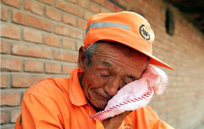 �����Ƕ����뾡���ְ취������գ�վ����Ը��վ��·�ϣ����ǻ�ÿ����ð�Ÿ����ڿҵ�����������35��ʱ���ر��¶ȿɴ�����ʮ���϶ȣ�����ˮ�ڵ������Ͼ͸��ˣ��������ų���ŵı��ӣ�һ����˵Ҫ��������ƿ����������ÿ���������˸����ĺ�ˮ�ɴ�0.5�����ң����г�����4��ˮͰ���Ϳ���װ��125����