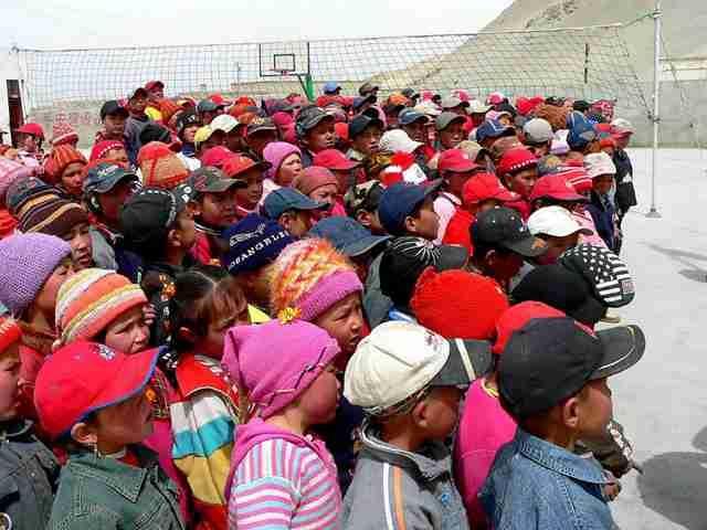�ܶ�ƶ�������ĺ����ǣ��������ض�ͯ��ÿ�������𴲲���Ҫ�չ�үү���̣���Ҫ��ˮ������������Ȼ���ߺ�Զ��·ȥ�ϿΣ������ڵ��Ļ���ѧ�ڻ��ܲ��ܼ������ڽ������ϿΡ�