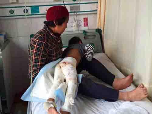 ����ſ���������ϵĶ��Ӳ�ͣ�ĺ���&ldquo;�ۣ���&hellip;&hellip;&rdquo;���Աߵ������̲�ס�������档