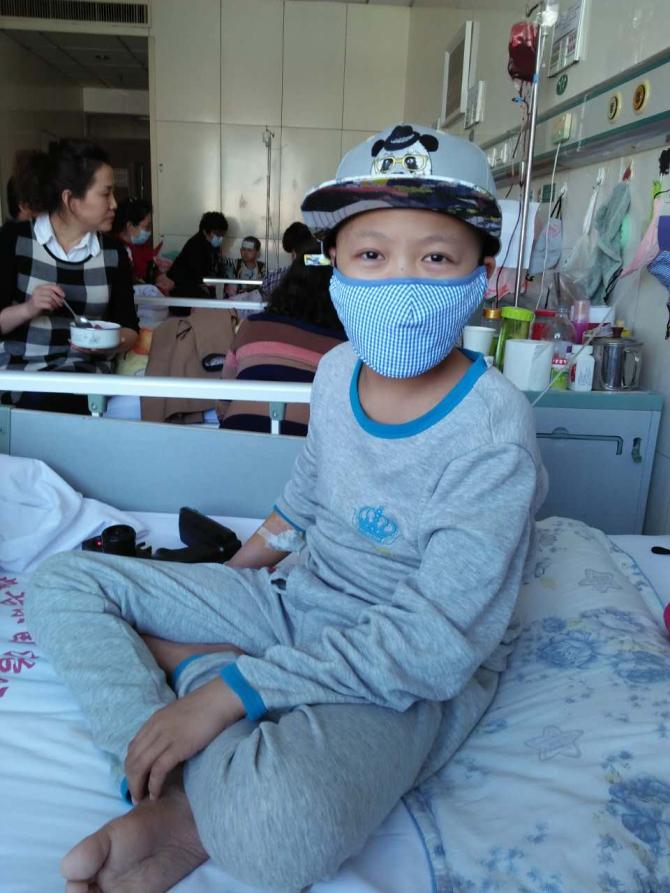 һ�������ƣ�һ�������Ų�ʹ����ĥ��12���к�����סԺ����࣬����û�ʸ�ĸҪ�����������ܣ�������ͬ����С������ƽ�壬�����ڶ��������裬�ܲ�����̨ѧϰ����4��27�գ�����������ҽԺ���Ʋ��������ڲ����ϰ�Ū������ֻ�������һ�����ִӳ����ó����ӻ��������������Ϳ�ʼдȫ��ͬѧ�����֡�