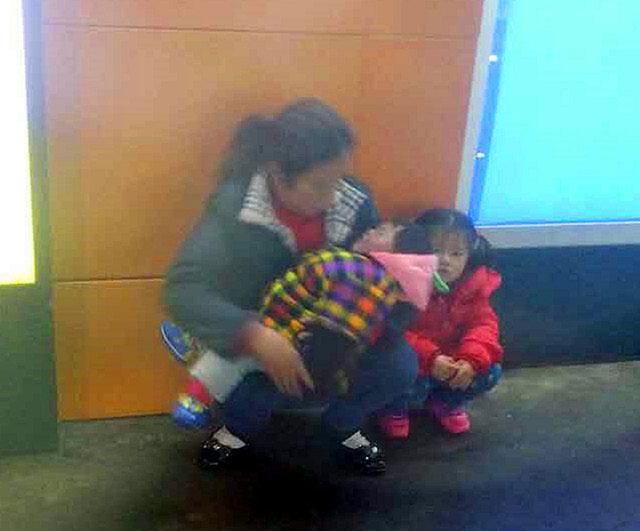 �����Ĳ������Ĺ��¡��������£�������������һ����Ҫ˯�ڵ���վ���ˣ��������ǲ���5���ҪȥҽԺ�ŶӹҺţ������ҵڶ�������������Ϊ���Ǽ�Ƿ��Ǯ̫���ˣ����үү������2���Ǯ�����ǽ��˴����Ž赽�ġ�