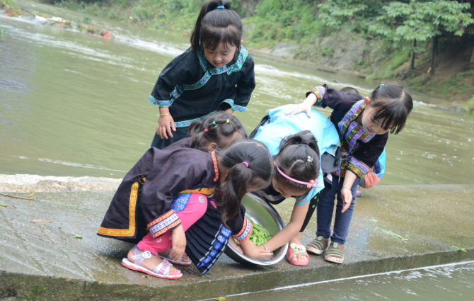 �������ǵ�������԰��û�й�԰��û�����ֳ���û�ж���԰��û�к���ݣ���ɽ��ĺ����м�ǿ�ֹ۵��������룬־Ը����ݻ����Լҵĵ���¥���ϵ�С���ִ��캢���ǽ�����&ldquo;������԰&rdquo;����֯�ż��ڼҵĺ�����ѧϰ������Ϸ��Ұ���Ȼ���ú������ڻ��ѧ�����ˣ������չ˱��ˣ�ѧ��Ϊ�������룬���ò�ʩ��