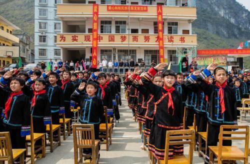 ѧУ����&ldquo;һУһ��ɫ&rdquo;�İ�ѧ��˼·Ҫ�󣺷��ǽ�У��ѧ����Ҫѧϰ���ص��������ʹ�ͳ���գ�ÿ���ش���ն�Ҫ�������屾�����赸��Ŀ���ݡ����⣬ѧУ���ɹ�������һ��&ldquo;�����Ļ����а�&rdquo;��һ��&ldquo;�鷨��&rdquo;������һ��&ldquo;�����Ļ������������&rdquo;��