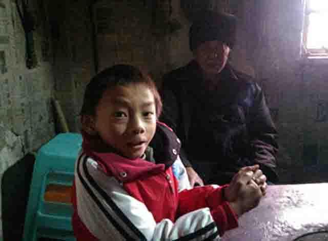 ������10�꣬2005��6��8�ճ����ڹ���ʡ������ϴ����ƫƧɽ��������һ�������ĺ��ӣ�ĸ�����������������µ�ʱ�����˳��ز���ԭ���Ҹ��ļ�����������ĸ�׵����ƻ����˼������еĻ���������ҽ����Ч����2007��Ԫ�����ֶ�ȥ���Ӵˣ�3������ұ��û��ĺ��ӡ�