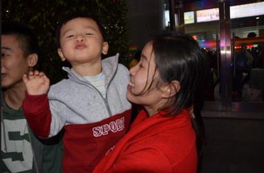 ����Ŀ���¡� ��1�걦�������۰��� ������2012��12��07�ճ�����14��5��27�գ�үү���̷��־����۾�����һ���쳣�ķ���㣬�������ж�ͯҽԺ��鱻ȷ��Ϊ����Ĥĸϸ�������׳��۰������������ΪE�ڡ���ҽ������������������Ԫ����װ�����ĸ���ʱ����Ϊһ����ͨ���˵ĸ�������¥ʱ&ldquo;�ȶ�������&rdquo;������¥�»�̳&ldquo;���¾Ϳ�&rdquo;�����벻���ף�Ϊʲô�Լ���ôС�Ķ��ӻ�ð�֢�� ����ųĸ�׼�ǿ��ԣ� Ϊĸ��ǿ��������ɽ����ų��ĸ�׺ͼ���Ϊ�˸�С�������ƣ�������������Ҳ���������ѣ������ͷ�����߸��ء�������ʿ���һ��Ϊ�����ṩҽҩ�ѡ� ���漣���������󴫵ݴ󰮣� 2��7���������㣬���������Ƴɹ����۰���������Ҫ�ع��ˣ�ĸ�ӱ���һ��һ����Ҳ��Ը�����֡���ͼΪ�մ����������ľ��������裩