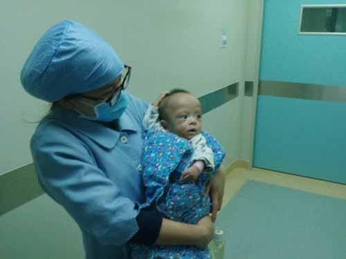 5��30�գ�����תԺ�������ж�ͯҽԺ����С���г��������������������������󽨳ɵ�С��ֻʣ��50���֣��ڹ����ж�ͯҽԺ�������ײ�����Ӫ��֧�֡�������47���������ж�ͯҽԺ����ʵ��̫�������½���תԺ����Զ�и��ױ���Ժ��ס��֢��������һֱ������Ӫ��֧�֡�