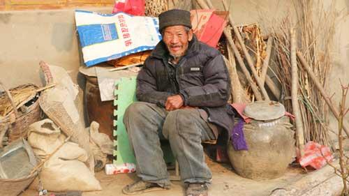 ����87��ķ��������˹¿��������ϰ������磬Ů��Զ�ޡ����˶���ס��������������̼��������������ϵ��·�Ҳ��ʰ�ĵ��������ڳ��ڹ¶������˾�����������⣬��û����Ը�����������ƽʱ�����ھ�ż����ģ����ܳ��Ϸ�����ʳ�����ˣ�ֻ�ܿ�ʰ�Ĺ��