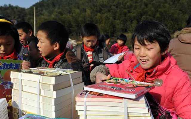 ��������ƶ���ɽ�ﺢ�ӻ��кܶ�ܶ࣬��ƶ���赲����ɽ�ﺢ�������õ����룬���ǿ������飬������֪ʶʵ���Լ������롣&ldquo;����Ҫһ��������&rdquo;&ldquo;���뿴�Ƽ���Ŀ�����&rdquo;&ldquo;���뿴��ͯ��&rdquo;&hellip;&hellip;ɽ��ĺ��ӣ��崿����������ͬ�����ڴ���������Ҫ�Ĳ�ֻ��һ�����飬���Ƕ�֪ʶ�Ŀ��󣬶������������