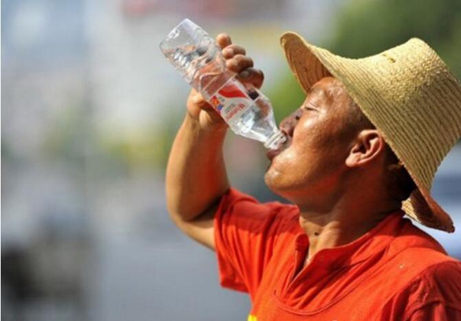 ���ߡ����߳��еĻ�������һ������¶���60�����ϸ������ˣ����ǹ��ʵ͡�����ǿ�ȸߣ����Ҽ�ͥƶ���Ӷࡢ��ᱣ�ϸ��������Ƚϵͣ�ÿ��������ʱ�ڣ��ܶ໷��������Ϊ�����������ϣ��ͨ����Ŀִ�п����ƶ������������ӻ������˴�������ߣ������Ӫ��ذ������ػ������˷�Χ��