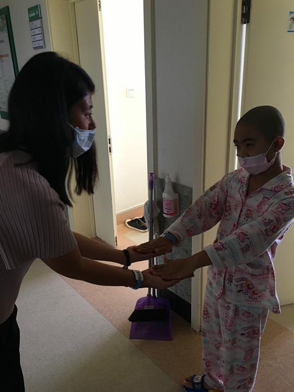 �����ǵ���ȡ�£�ҽ��ͬ���Ƚ�20���Ѻ�����������ܽ������������������ķ�����������취��  �����Ǹ��ǳ����µ�С������Ǵ�����������һ�����ᣬҽԺ��ҽ���ͻ�ʿ��ʮ��ϲ��������˵��Ҫ���������ͣ������е����ң���������Σ������ҽԺ�ĸ��������ÿ�춼�Լ�ϴ�����������鷳����