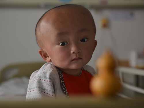 2015��3�£�үү���̷��ֺ��Ӹ����˲�һ������Χ���˶���С�㻪"��ͷ"�����ӵ�ͷ�����ͬ�亢�ӵ�������үү���̰Ѽ���ΨһֵǮ�Ķ�����һȺ�������������㻪�β������سǵ������ٵ�ʡ��̫ԭ����û�н����ǮҲ�����ˡ�����60��үү���̣��������30����ص�"��ͷ����"�Ĵ���ҽ��