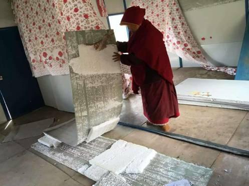 ��巿�����ص�ѩ���ԭ���������ϴ����ͬһλ�������ǵ����ߣ��������ϻ��¾ɡ�Ŀǰ�巿����紵������ɹ�����ر��Ρ�©�硣У�����������صİ�ǽ���£������½��мӹ̡�  