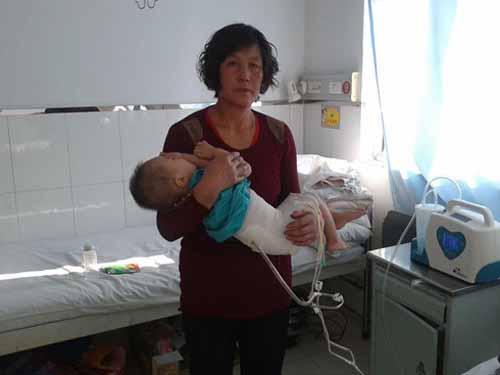 12��2�����죬����������һ���ڼ���������ʱ��һ����Сة��֪��Ϊʲô�����������������̾�˳�ְѺ��ӱ��ڻ�������������������ͣ�����һ��û�б�ס�����˸ո����õĿ�ˮ�����ɺ��ӱ����ˡ�