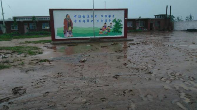 ѧУǰ�����޷���·�����ŵ���·�������Ţ���У����ǵ��������������ף���ʦ��һ���ſ���˫�ſ����������ཬ�У������Ӵ�����ȫ�ش���