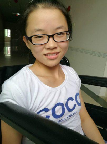 ��������ʱ�Ͳ�����м����Ѽ�Ĥ�������û�а취��·����С��ʧ����ֻ���ڴ����ո�һ�յصȴ���2���º�7��ʱ�ֱ�������ҽѧ����ҽԺ������ҽѧԺ���м����Ѽ�Ĥ����޲��������ε���������û�����ӹ���С��ʧ����˫���ڷ����Źؽ���λ��һϵ�еļ����Ѻ���֢���������˽�ʮ��Ԫ�ķ��á�