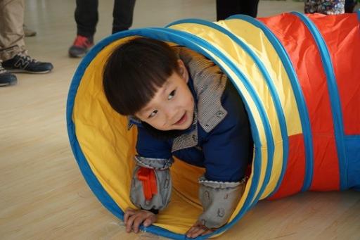 ���ǻ�Ϊ�������ṩ��һ����ȫ�ĳɳ��ռ䣬�����ﺢ�����ڼҳ�������£�ÿ��4�Σ�ÿ����Сʱ�������ӿ��ã���������ʦ���죬Э��������ͯ��չ���������ԡ���֪���˶����罻�Լ���������������������ҳ�������������ͯ�Ļ���ģʽ������˫����н�����