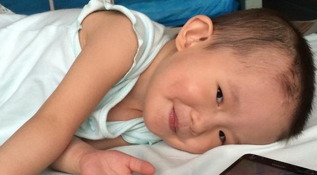 ��ѩ�̳�����һ�����ϵ����ص�һ����ͨ��ͥ����ѩ�����軳��8����ʱ���ͱ�������ಡ���������������ԣ�ļ�ͥ��˵���Ƿ�����������ӣ��Ǹ��ǳ����ѵ�ѡ��Ȼ����ѩ�������˵ģ��ְ�����İ��������ܹ�˳�������˼䡣֮���꣬�ְ�����һֱ������շת�ں���ʡ����ҽԺ���Ϻ���ͯ���ġ���������ҽԺ����������ҽԺ�ȸ���ҽԺ��ϣ�����ú��ӵõ��ܺõ����ơ������������ص����ಡ��3���ѩ�����Ա�ͬ�亢�������ܶ࣬����ֻ��85���֣����ز���20����Է����ٻ���ֻ���&ldquo;����&rdquo;��&ldquo;�ְ�&rdquo;��Ȼ�����ְ�����Ĳ�иŬ�����лر���Ŀǰ����������ҽԺ��������Ժ��ͬ��Ϊ������������һ�ι�Ϣ���ķ�����15-20�����ң�֮��Ҫ���ݷ�������������Ρ�����ǰ·������ѩ�̵ĸ�ĸ�ᶨ�����ţ�Сѩ��һ�����������ϣ��������һ��Ŭ������Сѩ��һ�Ž������ģ�