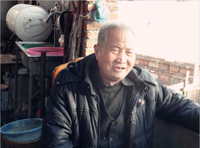 1��ʱ�䰲�ţ��ݶ�2016��5��13�ճ�����5��13���糿8��������еĶ��������в��ڸ��ٷ���վ�Ͳͣ�����2�������ڹذ���ս�ϱ������ŶӵĴ����µ���үү�Ĺ��磬����үү�������Ǻ�־Ը�����ڼ�����Ϣ���үү�ϼ��˽�����ͨ��С��Χ�߶������ͽ��о۲͡�