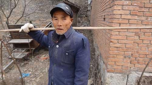 �Ѿ�72����ľ���˺��ϰ�һ����ɽ��������Ϊ�����ԴӼ���ǰŮ���ɻ�ʱˤ��ɽ��������Ψһ��Ů���ͱ�����������򹤣����ٻ��������˺��ϰ鿿ÿ��200��Ԫ�ĵͱ���ǿ��������ϵ�ƶ������ܣ�����Ů��������������û������������˵�����˶�û�У���Щ���������������ĵĵط���