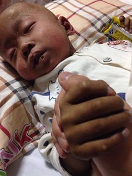 ֱ������º�Ϳ�����ŵ�֪���ڵܵܳ�������һ�죬���ס����ҽԺ������������˼����ܰ�ϸ����Ѫ����&ldquo;�����£��������˹Ǵ�����������Ѫ������&hellip;&hellip;��ȴû�����������ߣ���ֻ��1��10���°���&rdquo;Ϳ���������������Ρ�