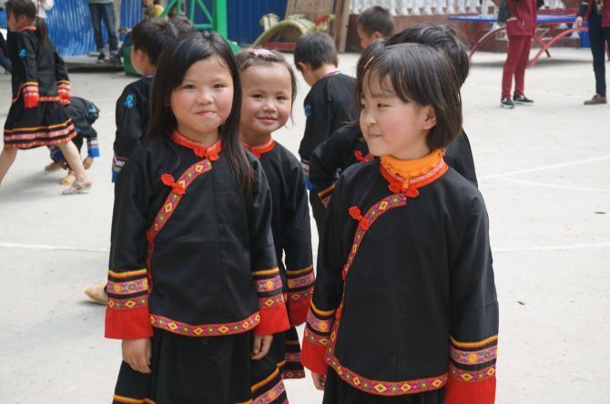 ��ѧУ������ɫ�����������õ���ѧ���ҳ��ĺ������ܵ����Ĺ㷺��ע���������Ƿ��ֵ��ض�������������εĴ��в������ӣ�ֻ������Ҫ����ʱ�Żᴩ������ν��нӴ���������ν����������ǵ����ߡ�ѧУ��ѧ��Ҳû��������Σ����Ƕ��Ǵ��ŷ����ʱװ�������Ļ��Σ�����������ε���ʶҲ�𽥵������������Ǵ��Ͼ���������ɫ��У���������ж࿪���ˣ�