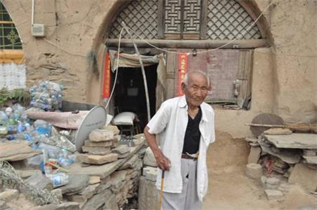 �����֮�꿿���ƷΪ�����ݴ�ү����92�꣬û�ж�Ů���ϰ�Ҳȥ�����ꡣ����һ�����������ƾ�©�����Ҥ����ȽŻ����ط�ʪ�������Ʒά�����