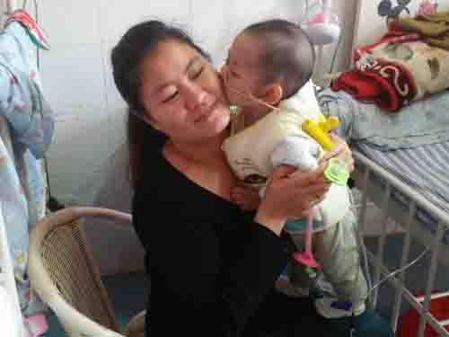 �������С�������ͽ�����֢�໤�����ƣ�����֢�໤����һס����7���£���סԺ�ڼ���ǩ�˷������Ƶ�����Ȼ��ǿ�Ķȹ�ʹ��ĵ�ÿһ�죬�����������ɹ���ס����֢�໤�ҵķ����ǿ����֪�ģ������ڹ��ݾͻ���40����Ԫ����ΪûǮ������С�����ĸ�ĸֻ��Ҫ���Ժ�ؼ��Լ�������