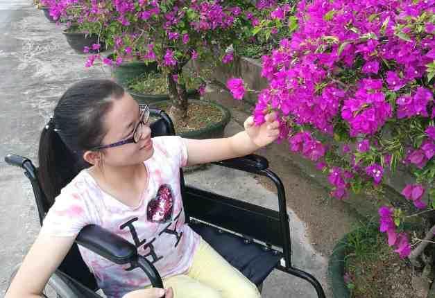 ��ʹ��ͥ��˵����ѣ������İְ�����û���û���ʧѧ�������Ͷ���¡������������ѧ���ж��꼶������ÿ�춼����70��������3¥�Ľ��ң��������������ڽ�������ѧ��ѧ��·�ϡ���Ϊ��С��ʧ�����������Ǵ�ʪ���ӣ�Ϊ�˻���ÿ�ζ����ſ���ȥ��ѧ����Ϊ�ж�����ÿ�λ�������Ҫʮ������ʱ�䡣