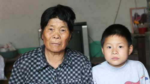 ������Ҫ��ʲô������ɥ����ĸ˫��ν֮&ldquo;��&rdquo;���϶����ӣ�Ů��Ի֮&ldquo;��&rdquo;������û�и�ĸ����������үү���̣��⹫���ţ�������û���Ͷ����������ӹ���ʮ�ּ�ࡣΪ�˺��ӣ����˻��ڼ������������ϣ����������&ldquo;�¶�&rdquo;��ͥ��Ϊ�����ṩһЩ��ʳ�����������ǵ�����õ����ơ�