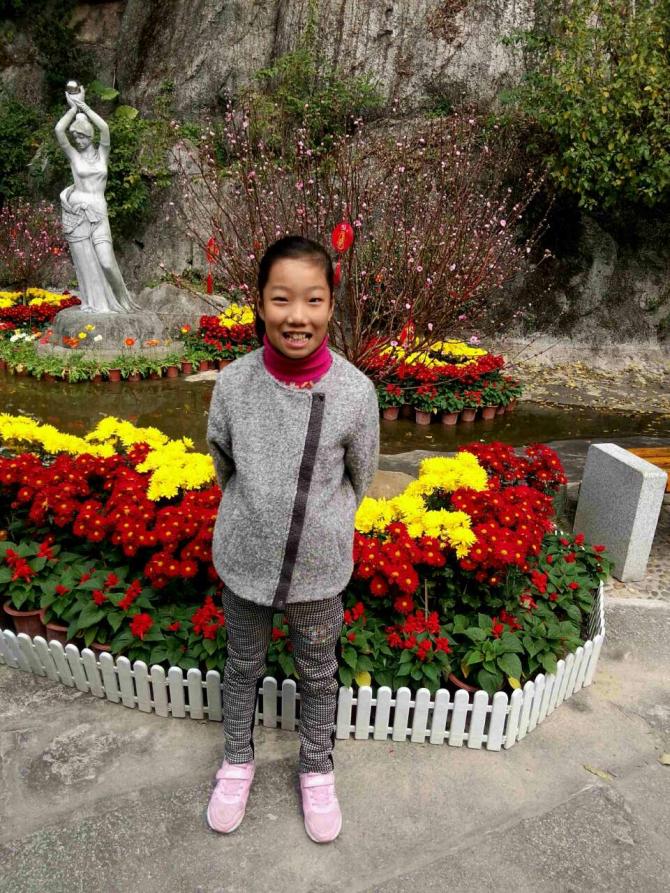 �Ų���ͬѧ��һλ���10���СŮ�������ĵ����������İ������ߵ�ͬѧ����Ʒѧ���ţ��Ȱ��Ķ���У԰�ﳣ�������������Ķ�����Ӱ�����ֹ����ϣ�������Զ����ů��Ц�ݡ�