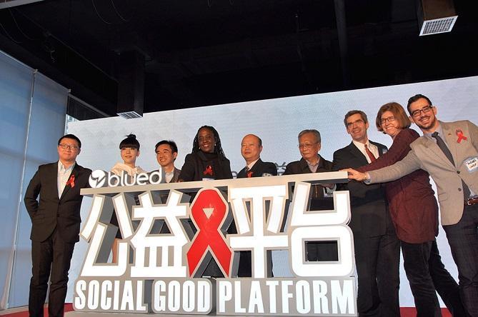 ����Ὣ��԰�����ҵ�͸������Ѹ������������΢�Ź���ƽ̨��ʾ�� Ϊ���1000Ԫ�����߰䷢����֤�飬��ʾ������ ��������ѷ��;����ɹ���ͼ+����������+��ϵ��ʽ+�ʼĵ�ַ��aids-jjh���ںŻ���aids-jjh@163.com�������䣬ע����Ŀ���ƣ��ػ�����HIV��Ⱦ�ߣ�