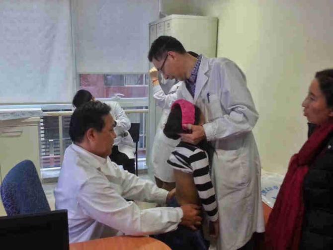  ����ɣë������ĸ�׷������ĺ󱳲�ƽ����Ϊ��������С�����������������ã�δ������ҽ��������������������Ӵ���ɣë��������Խ��Խ���أ����ߡ�����ͷι��ܶ������ܵ�Ӱ�죬��ʱ����·������ز����ơ����ﾭ��������Ч��ĸ�׾������۵ĵ����ᡣ