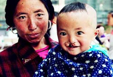 ����Ŀ���¡����Ƕ���������������ĺ��ӣ���Ϊ��ͨ��������Ϣ��󣬼�ͥƶ����û��Ǯ����������������Щ��ͥ��������Ϊ�������Ƿ���һ���������������ά�ּ�ͥ�ճ���֧���������������������&ldquo;���&rdquo;���á�