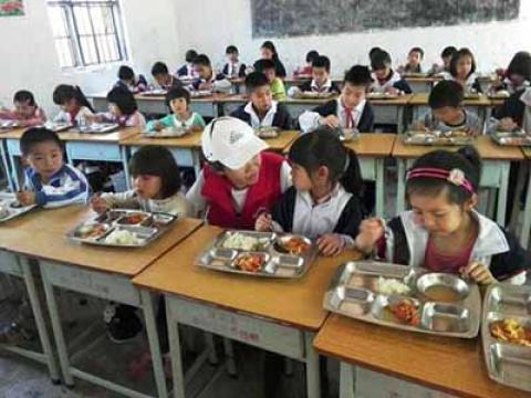 ��������Сѧλ��������������һ�����ѧУ���Ͷ�ѧ����Ҫ�Ǹ��������庢�ӣ�����ѧ��������ͣ��ǽ�����װ�����ϴ������������۵İ��׷�������������ĺ���Ҳ�����Ŷ�����Ϸ�жɹ��� ��Ŀ��������������֮������߽���ɽ��ѧУ̽�ã�����ǰ�Ϳ��ͺ�ı仯�������ǳ�����͵�Ц���������Ǹ��ᶨ���ú�����Զ�뼢���ľ��ġ�