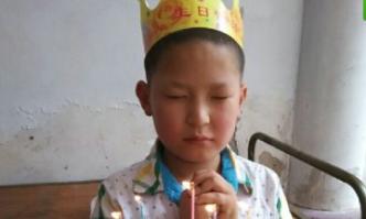 �������Ǳ����˵�45��ǰ������ĸ����֢�뿪��СС��͵�������2001����Ϊ������ĸ�׵Ĳ��������Ѿ�Ƿ��ʮ�����ծ������û����ĸ�׵İ����ֱ����������ˣ�����;��õ�ѹ����ѹ���˸���һ�����ϡ�