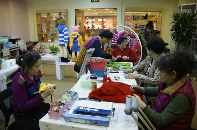 ���װ��������ҷ��𣬴Ӳм����跢�� �òм�������ɸ�Ů����Ը�����ֱ��ư���ë�£��ú��Ӹ��������ǵ���ů�� �ð���־Ը����ȥο�ʣ�Ϥ����飬�ú��Ӳ��ټ�į�µ��� �òм�����İ�����ů���ض�ͯ���ģ� ������ȱ�İ���