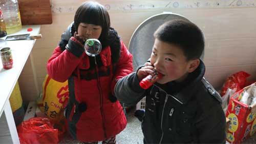 �ڰ˱��������װ�Ϸ���ˮ����Բ���ε��ǹ����ӵײ���������ͳ�Ϊ����Щ��������&ldquo;�Ƚ�&rdquo;����ߡ��߲ʵķ�����ӳ���ź����ǵ�Ц������ª����������������������Ʒ��СС����Ȥ��������˵����Ƿ���