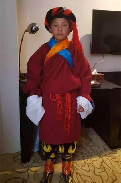 2012�꣬����Ϊ�����ǹ������ݳ���װ����ѧУͳһ���ܡ���ѧУ�Ŀⷿ����װ�봲Ʒһ����ã�������ѧУ����ÿ���ݳ�Ѱ��ѹ�׵ķ�װ��Ҫ��ʦ���ڡ��ݳ�;�У�������Ҫ����ʮ�����صķ�װ���أ��ǳ����㡣