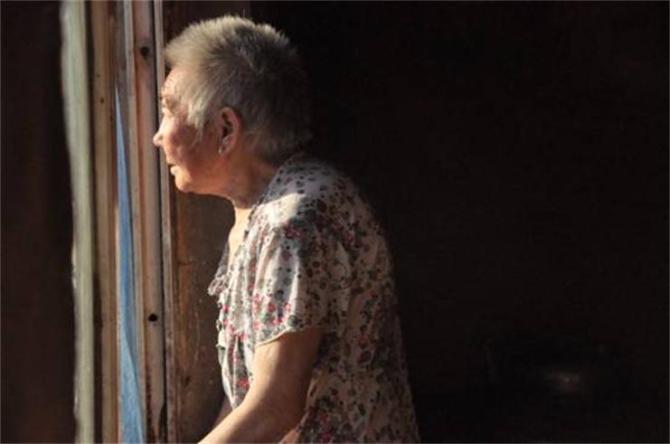 ���ȴ�����Ψһ�ļ��䡿�ϰ�������ʱ�򣬴���ÿ�춼���ſڵ��ϰ�ؼң��ϰ�ȥ���󣬴������������ڴ��ڵ��ţ����Ǵ���Ψһ�ǵõ��¡�