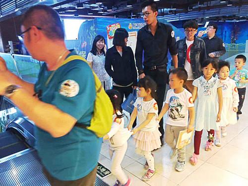     “宝贝守护计划”是回家的希望公益联盟启动的支持全国NGO、政府机构等爱心团队在各地开展1000场儿童安全反拐宣传活动线下执行的公益项目，以反拐演习+反拐小课堂为主，营造轻松欢乐的氛围，让孩子在“真实”体验中学习到反拐的小窍门，同时提高家长对儿童安全反拐教育的重视。         让每一个孩子可以在“真实体验”中，轻松欢乐的学习反拐知识，提高防拐意识，让家长在目睹孩子“被拐骗”的情况下， 更有针对性的教育孩子反拐知识，希望全国各地越来越多的家庭都有机会参与到全民防拐的活动中来，让更多的宝贝和家长，能在轻松自在的环境里认识到拐卖带来的伤害和预防拐卖的重要性！