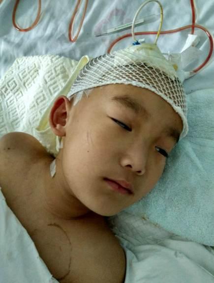 夫妻俩本以为生活就这样恢复了正常，谁知道2016年3月桑振宁突然头疼，走路姿势异常，到当地医院检查后诊断为脑瘤。当地医院建议带孩子去大城市的医院进行治疗，因为孩子的脑瘤位置十分危险。于是他们带着桑振宁去了沈阳盛京医院，并做了引流手术，随后，接受了脑瘤切除手术，并住入ICU病房。