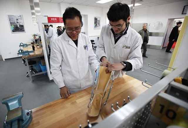 中国康复研究中心假肢矫形部是全国最早从事残疾人特殊用品用具、假肢矫形器的科研、开发、装配服务的单位，专业技术人员大部分是首都医科大学假肢矫形工程专业毕业以及中国假肢矫形技术学校假肢矫形专业毕业。自成立以来，完成了篮球女孩、半截人、最美女教师张丽莉等在社会上比较有影响的假肢装配。