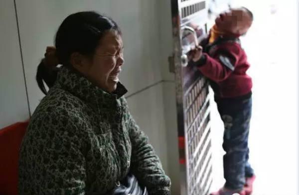小俞明家原本就条件不好，母亲唐登玉在家种田养猪维持生计，父亲郭定化腿残只能有时出去帮人家做点泥瓦工，勉强能维持家庭开支。