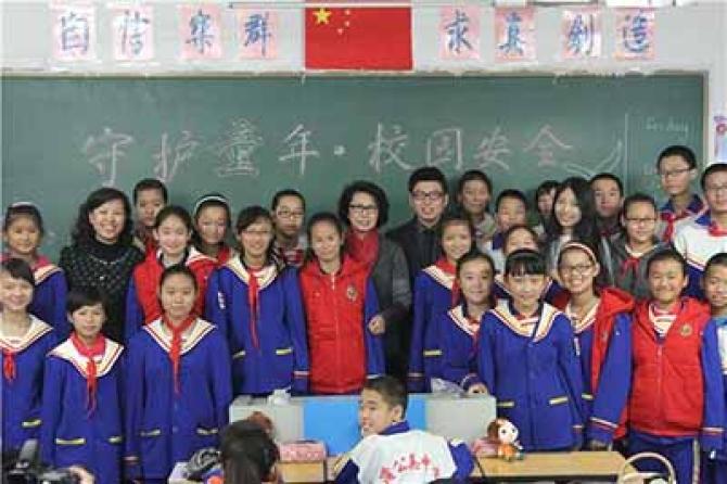 【我们怎么做】 ◎项目现状：2014年10月31日上午，中国妇女发展基金会联合中央人民广播电台海阳工作室共同发起的“守护童年校园安全”公益活动在农民工子弟学校——北京蒲公英中学正式启动。