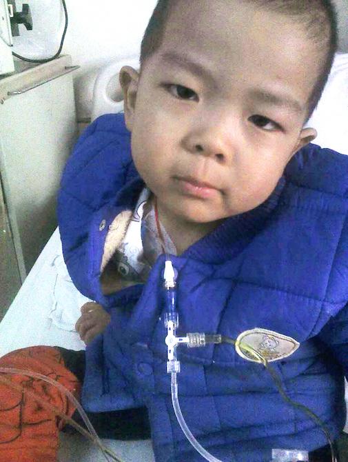 2015年11月初，涵涵住进山西省肿瘤医院，开始进行治疗。因为接受化疗，涵涵开始掉头发，以前可爱的锅盖头也剪成了寸头。住院期间，涵涵常对爸爸说的一句话就是：“爸爸，你去问问医生，我什么时候可以出院呀？”孩子想家。但他也懂事，所以也只是问问，不哭闹。