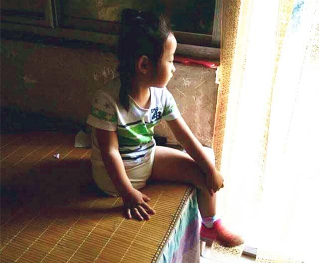 曾经爱笑爱闹的她如今常常一个人坐在床上呆呆的望着门外精彩的世界，杨紫爸爸看在眼里疼在心里，双腿残疾的他更加清楚地认识到女儿将要面临的处境。杨紫很快就要到上学的年龄了，爸爸妈妈辞去工作陪孩子到北京，无论再难，他们都坚守着最后一份希望：为孩子安装假肢。