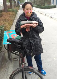 ǰƼƼ60ĸ׶ֳʰƷȫңڣֳ˸ŮͷϷܱĶ죬ǸλĸȥһΧյΧһֱлССϲѹŮµᡣ