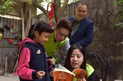 7岁的陈艺菡年幼时母亲就离家出走，父亲有精神病，发作起来就会六亲不认，打人砸玻璃。家里靠年迈的爷爷奶奶缝补编箩筐维持生活，能攒下来的钱都给父亲买药了。虽然在这样的环境中长大，小艺菡却格外的开朗，喜欢看书画画，平时最喜欢靠着父亲听故事，她说长大后想当幼儿园老师，给很多小朋友讲故事。